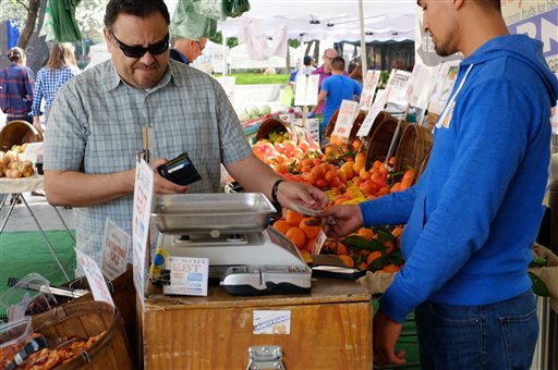 US consumer spending flat in April as income, savings rise