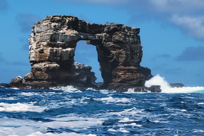 Darwin's Arch loses its top due to erosion in Galapagos