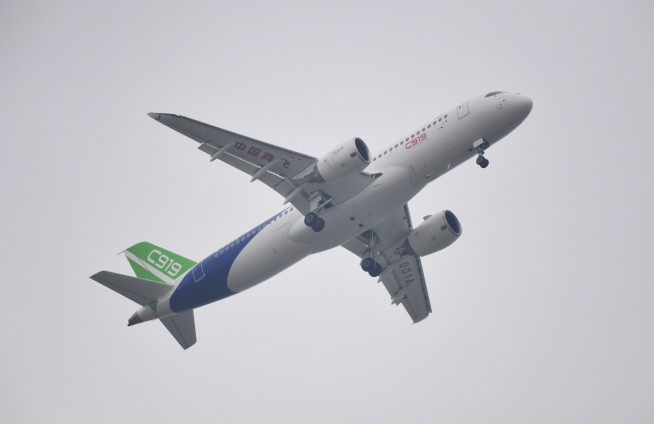 1st large Chinese-made passenger jet makes its maiden flight