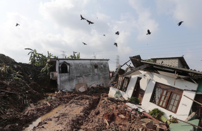 16 killed in Sri Lanka as massive mound of garbage collapses