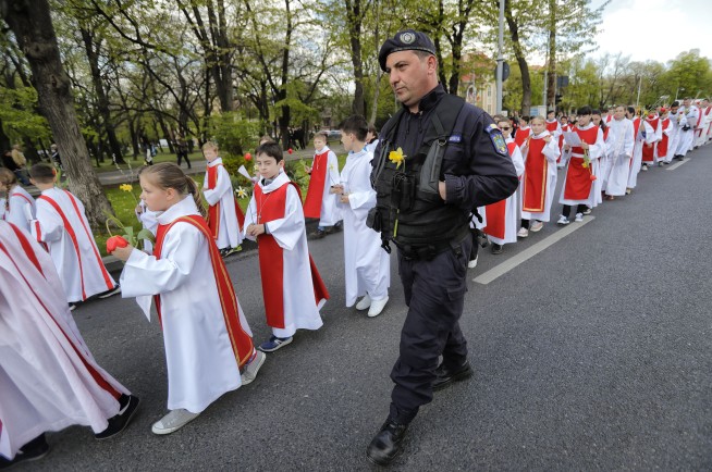 AP PHOTOS: New trends join old Easter traditions in Romania