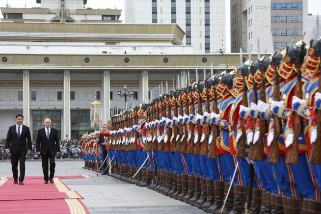 Mongolia ignores an international warrant for Putin's arrest, giving him a red-carpet welcome