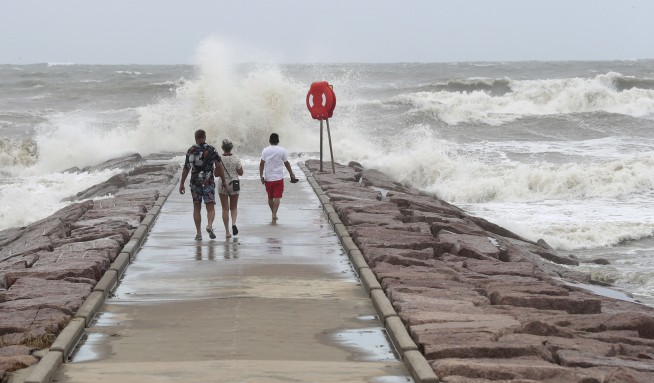 Texas residents told to expect power outages, flooding as Beryl moves closer to landfall