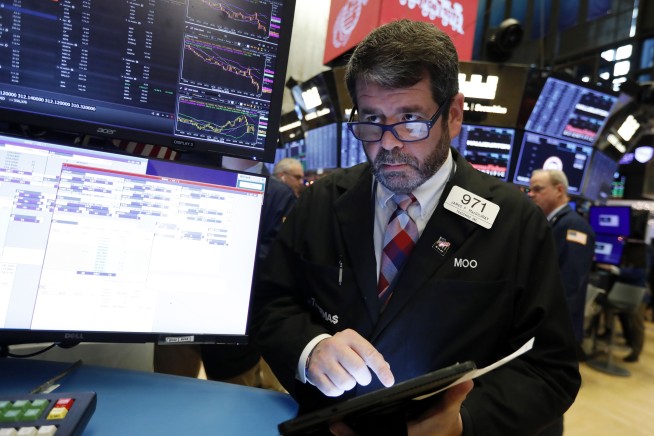 US stocks move broadly lower to start holiday-shortened week