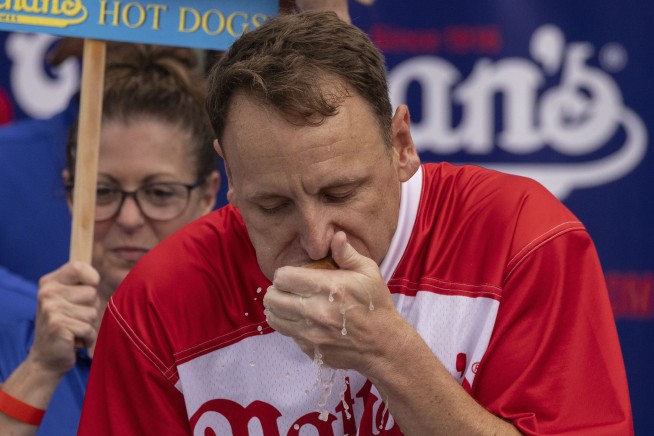Joey Chestnut shakes off rain delay and defends title at Nathan's Fourth of July hot dog contest
