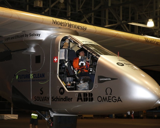 Solar plane slowly soaring from Hawaii to California