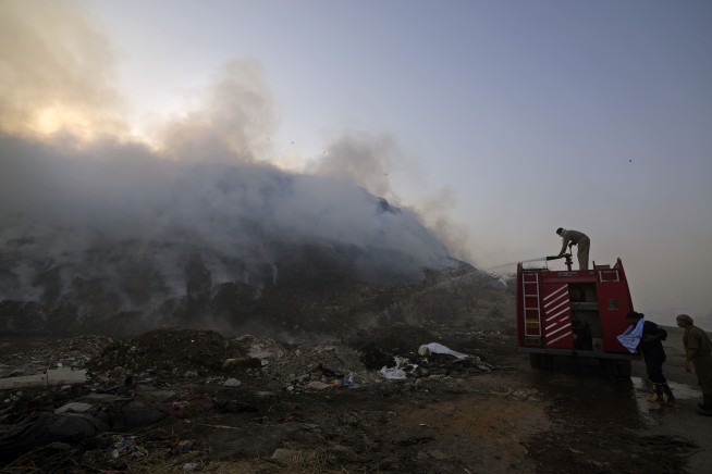 Indian capital engulfed in smoke after landfill catches fire
