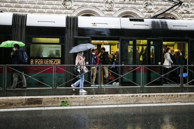 Italy imposes mask mandate outside and in as virus rebounds