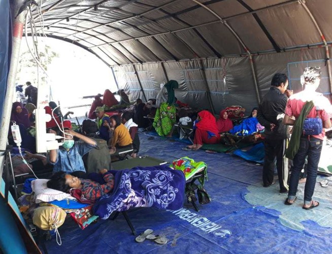 Hundreds stranded on Indonesian mountain after earthquake