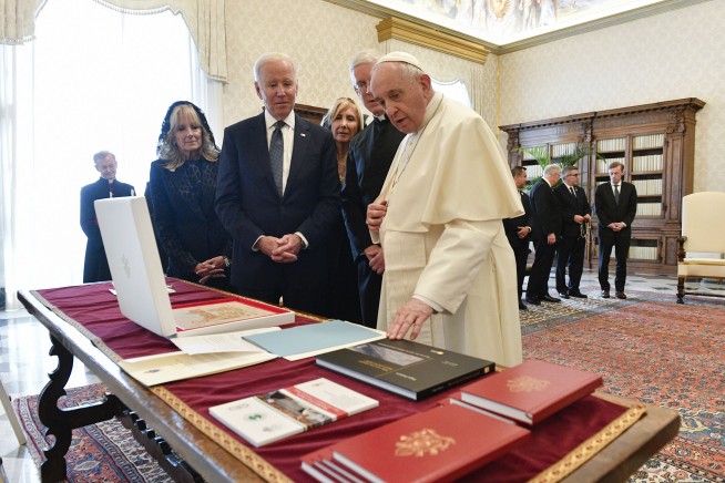 Biden: Pope told him he should 'keep receiving Communion'