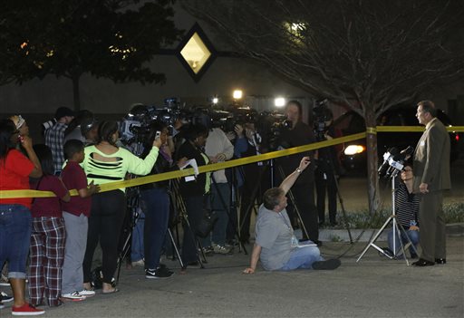 Rap mogul 'Suge' Knight turns self in in hit-and-run probe