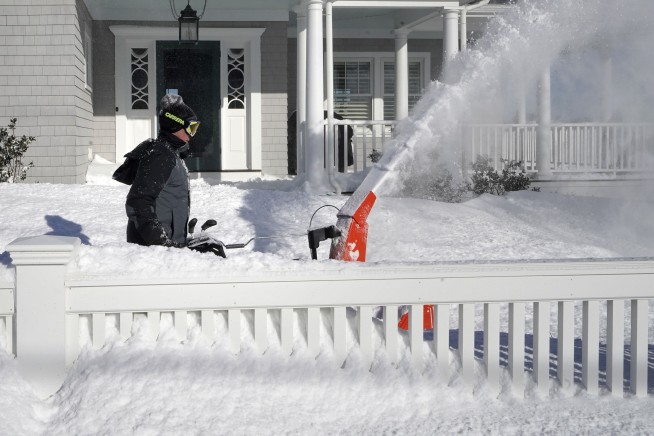 After the blizzard, the East Coast digs out under sunny sky