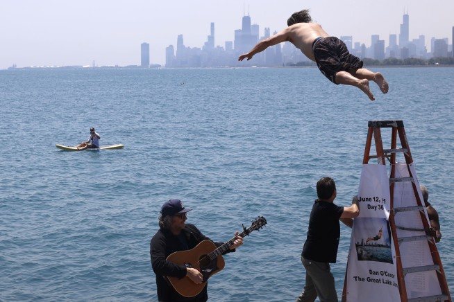 Chicago man jumps into Lake Michigan for 365th straight day