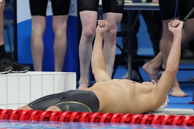 US starts off strong with 3 swim medals, including 1st gold