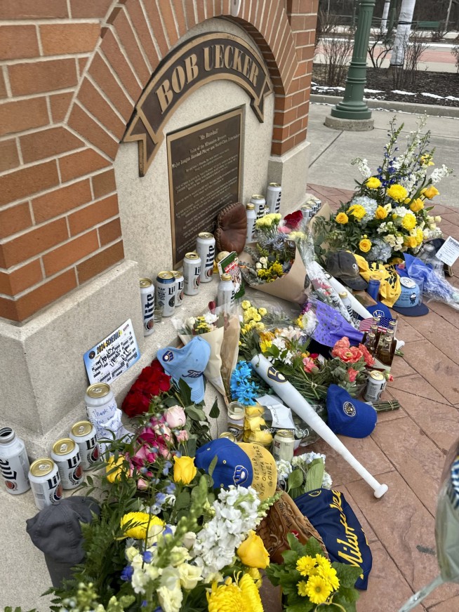 'Mr. Baseball' Bob Uecker, Brewers announcer, dies at 90