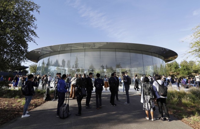 Apple unveils a $3,500 headset as it wades into the world of virtual reality