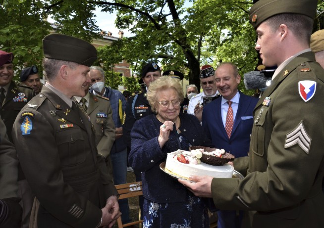 US Army 'returns' cake to Italian woman for 90th birthday