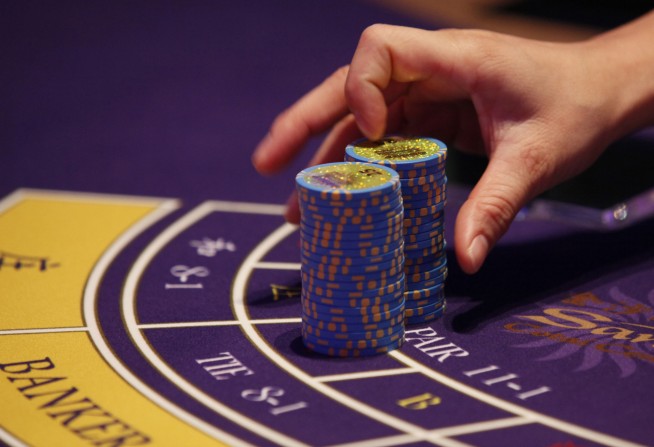 Macao to shutter casinos for a week in COVID-19 outbreak