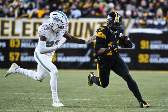 Aaron Rodgers and Steelers freeze out Dolphins, stay atop AFC North with 28-15 win