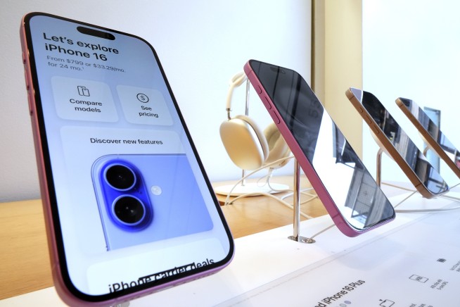 Apple to fix iPhone dictation glitch that suggests replacing the word 'racist' with 'Trump'