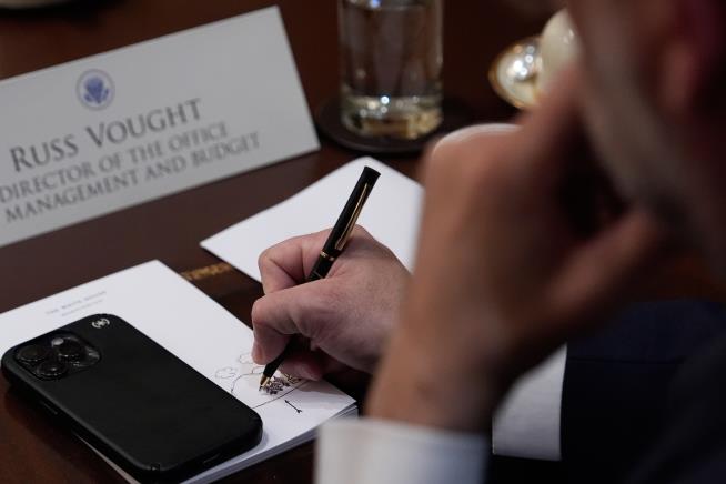 Doodling, drowsiness and a conspicuous misspelling highlight Trump's last Cabinet meeting of 2025