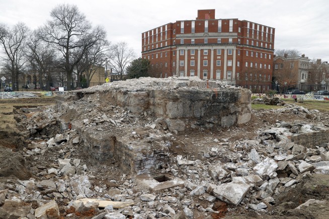 Again, crews find apparent time capsule at Lee statue site
