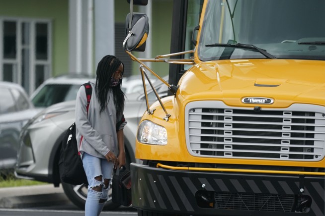Big Florida school districts defy governor over mask mandate