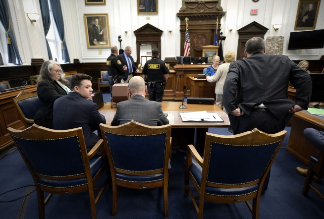 Jury begins deliberating at Kyle Rittenhouse murder trial