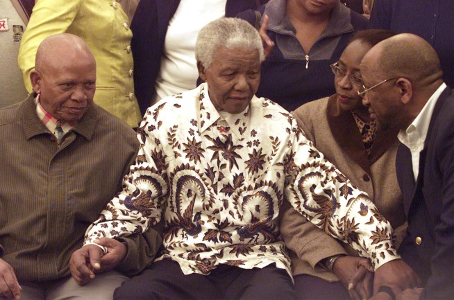 An auction of Nelson Mandela's possessions is suspended as South Africa fights to keep them