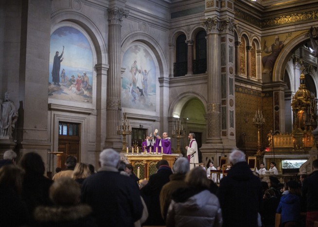 Worries over virus prompt changes in many worship services