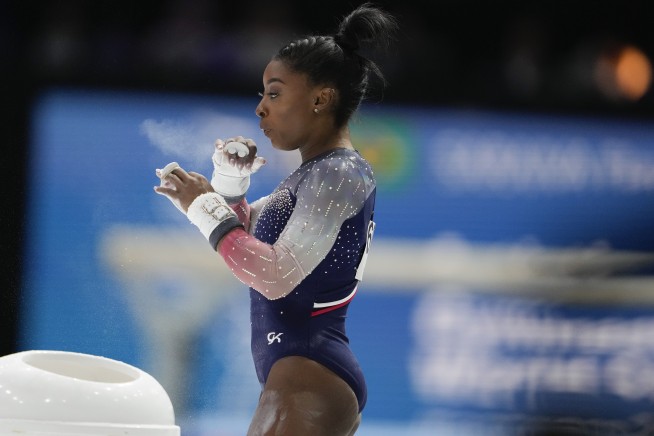 Simone Biles leads U.S. women to record 7th straight team title at gymnastics world championships