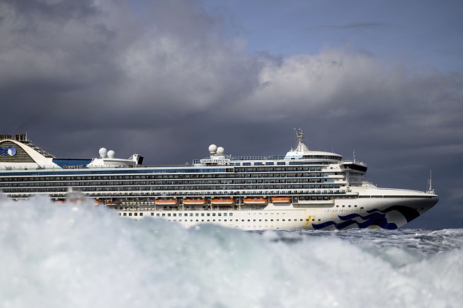 Thousands prepare to get off ship hit by virus in California