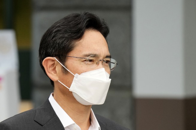 Lee freed on parole, showing Samsung's might in South Korea