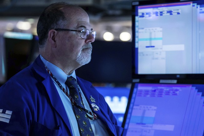 Stocks fall, oil tops $100 a barrel as Ukraine war rages