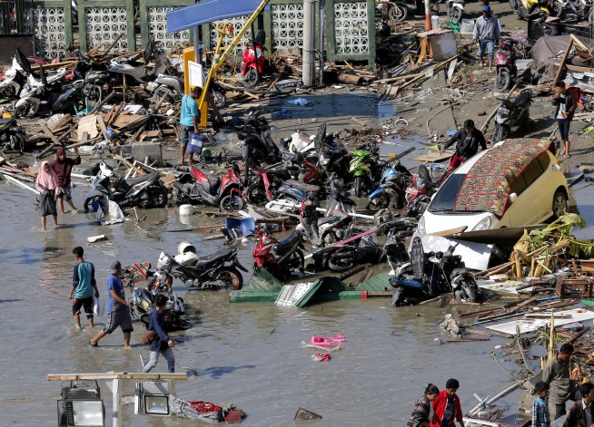 Indonesia tsunami toll tops 800 amid search for survivors