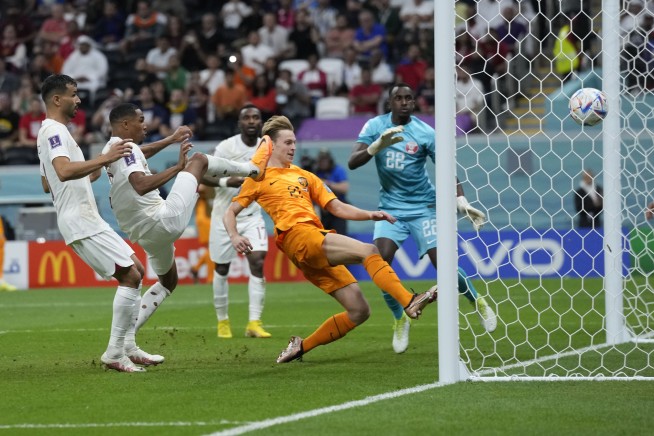 Netherlands beats host Qatar 2-0 to advance at World Cup