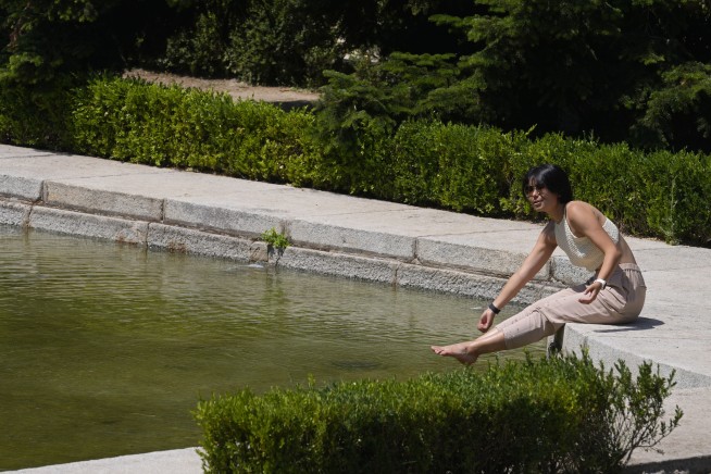 Wildfire rages in Bordeaux; fire pilot killed in Portugal