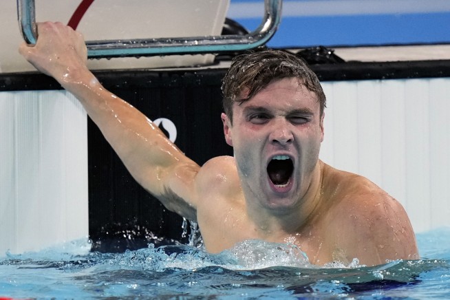 On a wild final night of swimming, U.S. sets two world records, edges Australia in gold-medal race