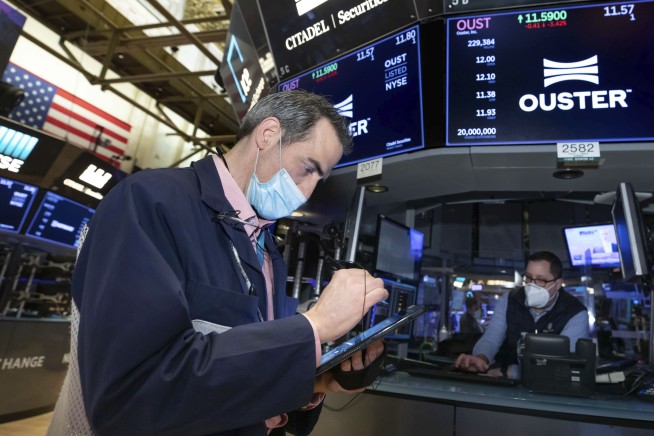 Stocks rise as investors eye bond market; tech shares up