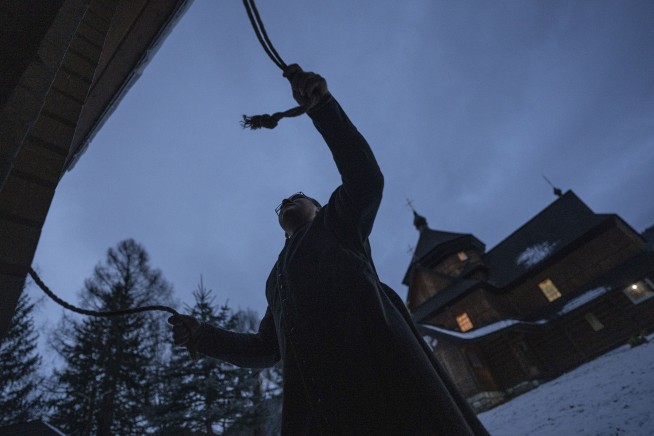 Russian shelling kills 4 as Ukraine prepares to observe Christmas on Dec. 25 for the first time