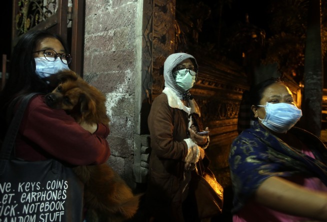 Bali volcano dusts resorts in ash; Lombok airport closes
