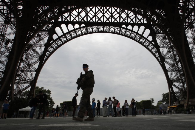 Glass walls, not metal fencing, to surround Eiffel Tower