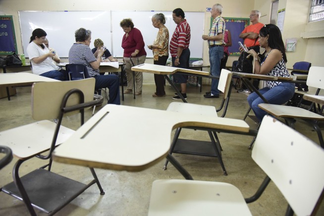 Clinton wins Puerto Rico's Democratic presidential primary