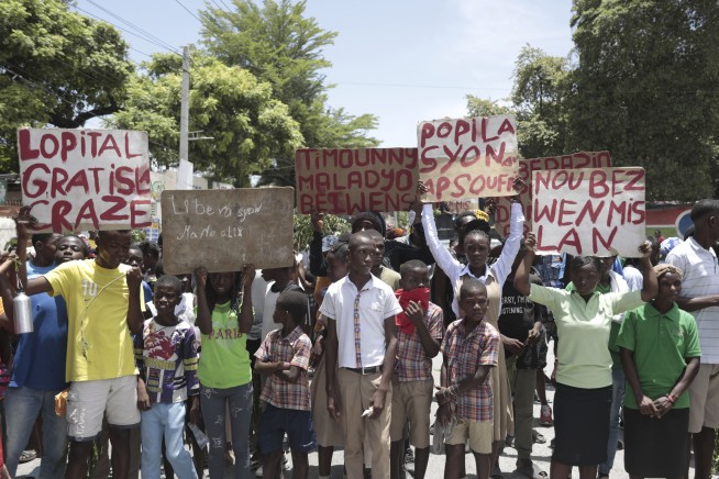 Haitians, weary of gang violence, protest the kidnapping of an American nurse and her daughter