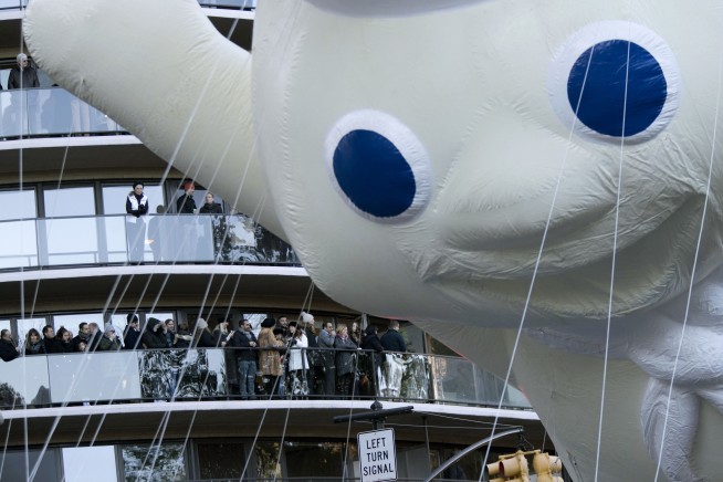 Despite cold, balloons fly at Macy's Thanksgiving Day parade