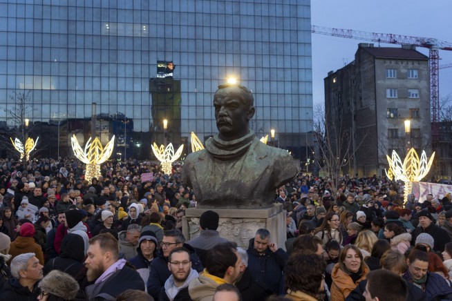 Thousands stream into Belgrade square to protest against populist Serbian leadership