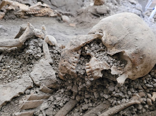 Skeletons found in Pompeii ruins reveal deaths by earthquake, not just Vesuvius' ancient eruption