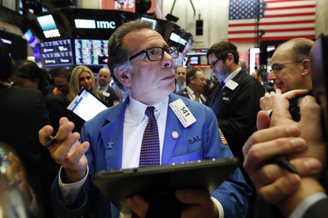 Stocks give up early gains and end mixed on Wall Street
