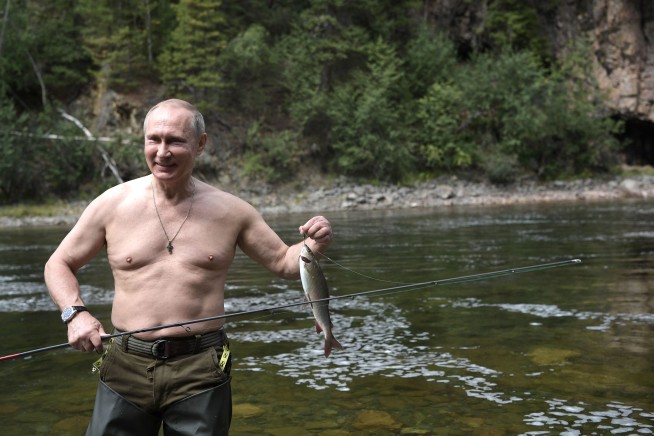 Putin goes fishing in Russia's Siberia mountains