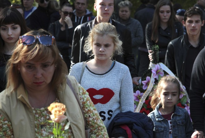 Crimean city turns to mourning 20 victims of school attack